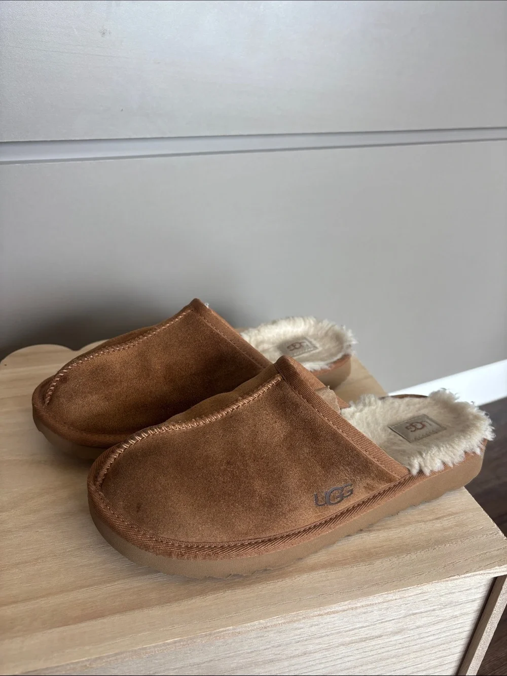 UGG Big Kid unisex slippers chestnut brown size 5 - fits women’s size 7